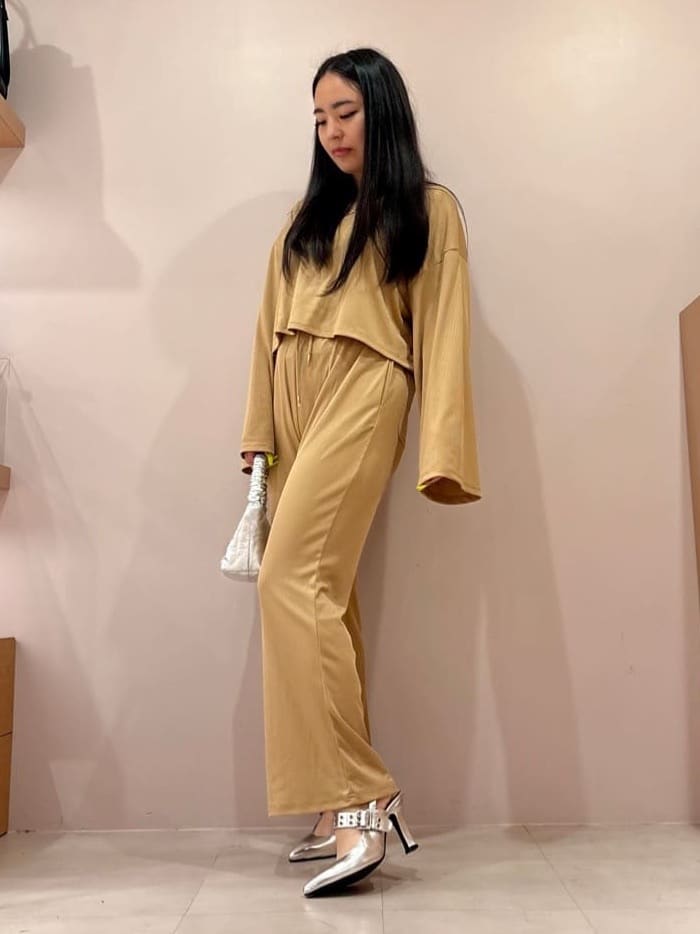 のはらっちょさんの「ESPERANZA｜グロメットバックストラップパンプス」を使ったコーディネート