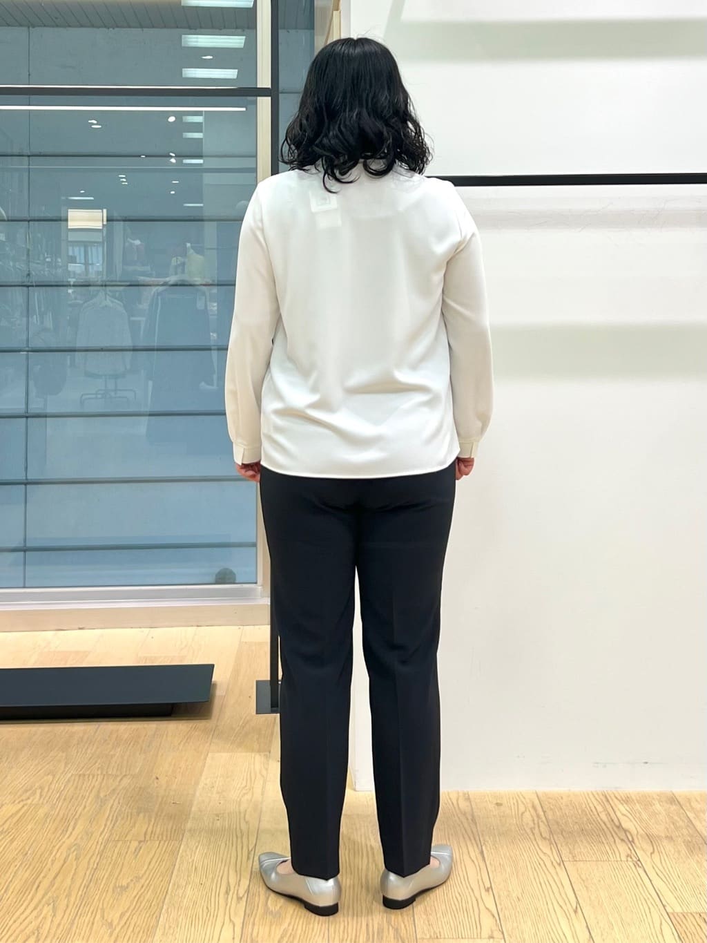 shimaさんの「INDIVI｜【洗える／UVケア／スーツ】ストレッチタックテーパードパンツ」を使ったコーディネート