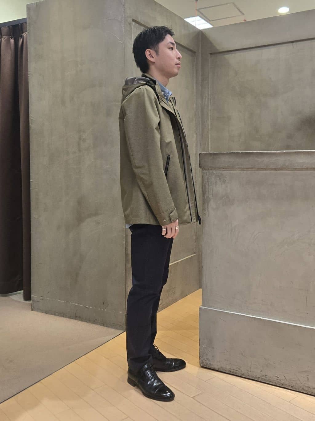 白木駆さんの「TAKEO KIKUCHI｜【全7サイズ&times;8色展開！】トップマルチヘリンボン パンツ」を使ったコーディネート