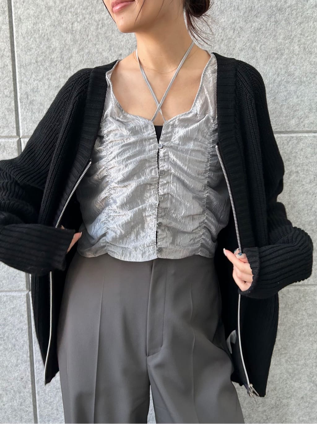 harunaさんの「CODE A｜gathered shiny blouse」を使ったコーディネート