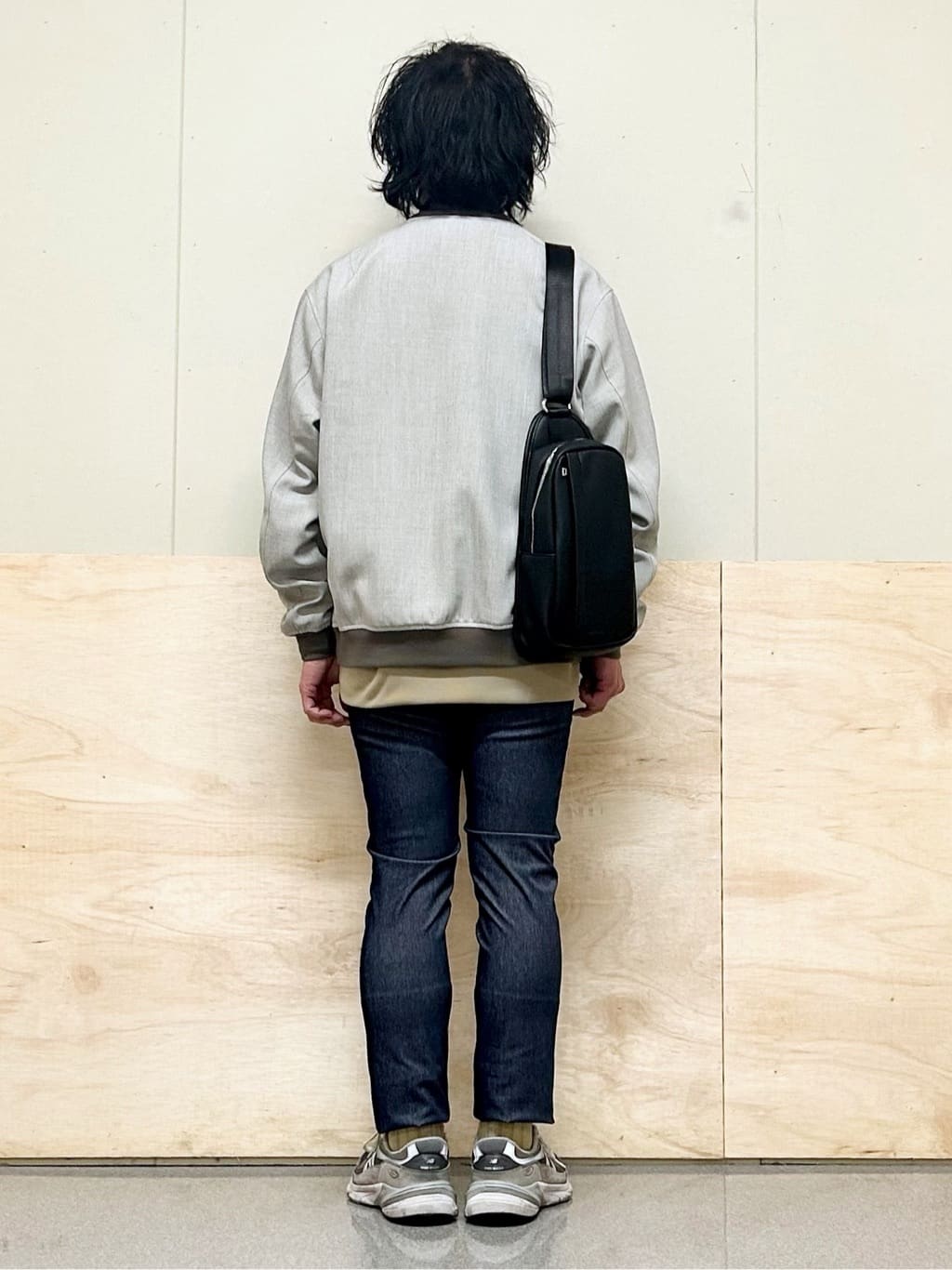 KENJI Iさんの「THE SHOP TK｜【ご好評につき再入荷！！】サフィアーノ切替えボディバック」を使ったコーディネート