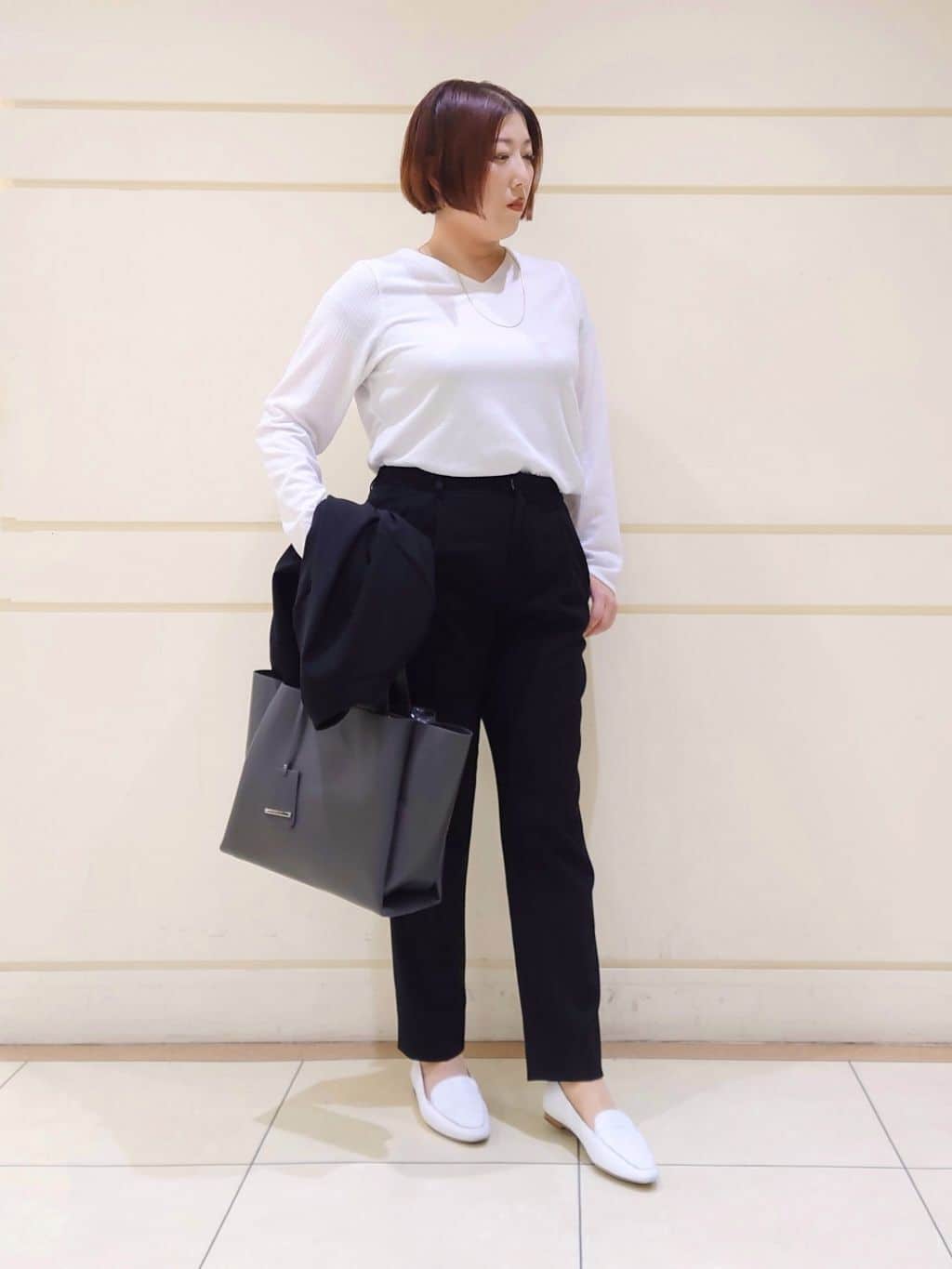 Itoさんの「INDIVI｜【洗える／UVケア／スーツ】ストレッチタックテーパードパンツ」を使ったコーディネート