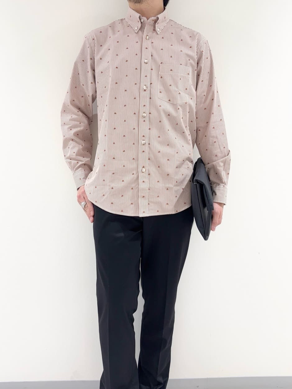 及川さんの「TAKEO KIKUCHI｜ハットモチーフ ジャカード ストライプ シャツ」を使ったコーディネート