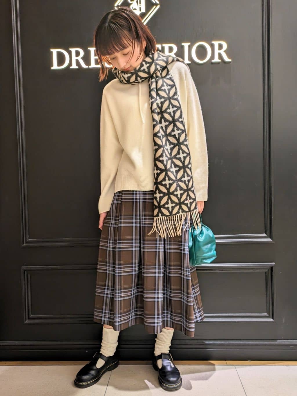 saoriさんの「DRESSTERIOR｜オーバーラップサークル カシミヤ100%マフラー」を使ったコーディネート