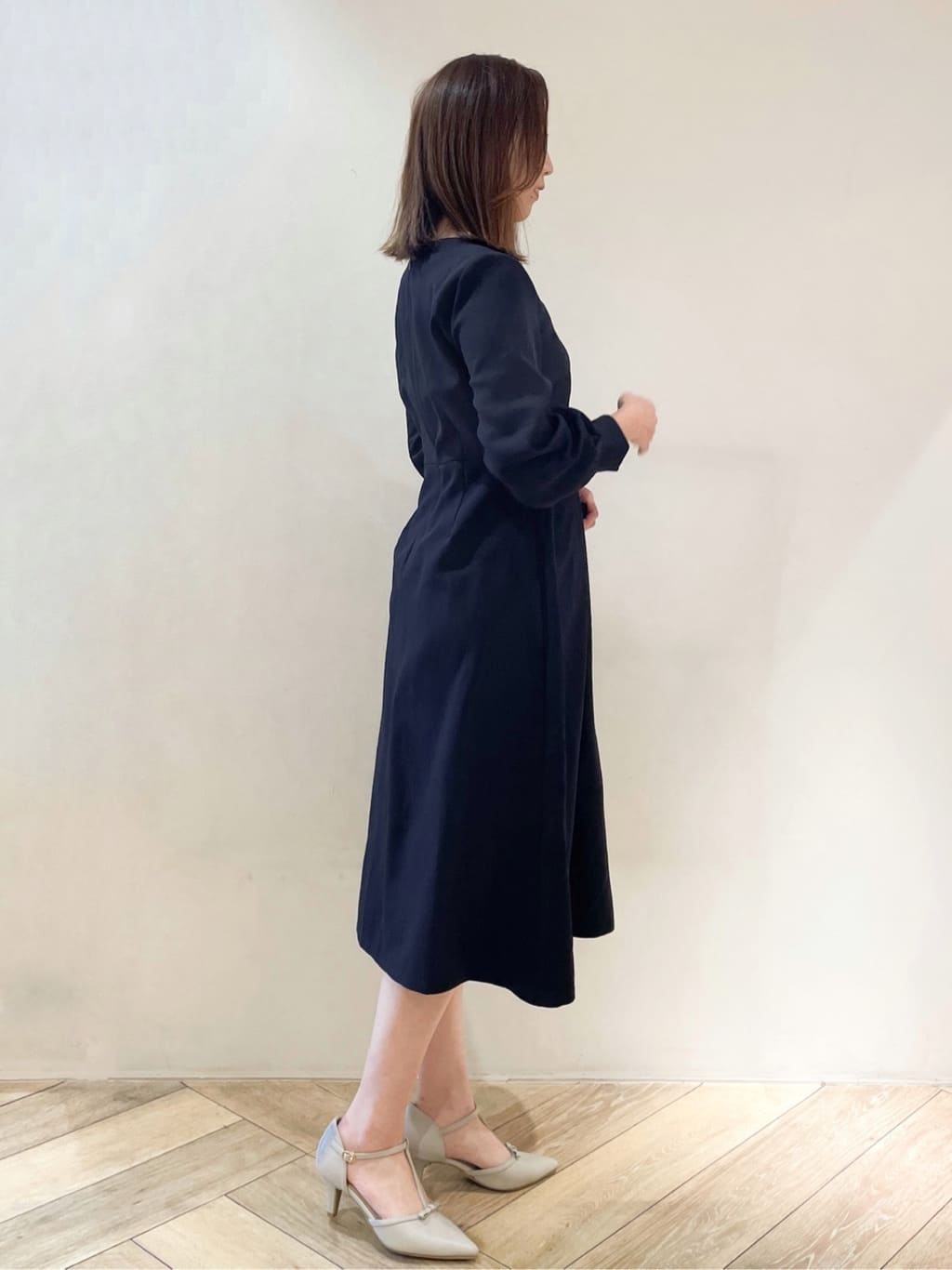 makiさんの「index｜◆＜通勤・セレモニー対応＞キーネックパール調フレアワンピース【洗濯機洗い可／イージーアイロン】」を使ったコーディネート