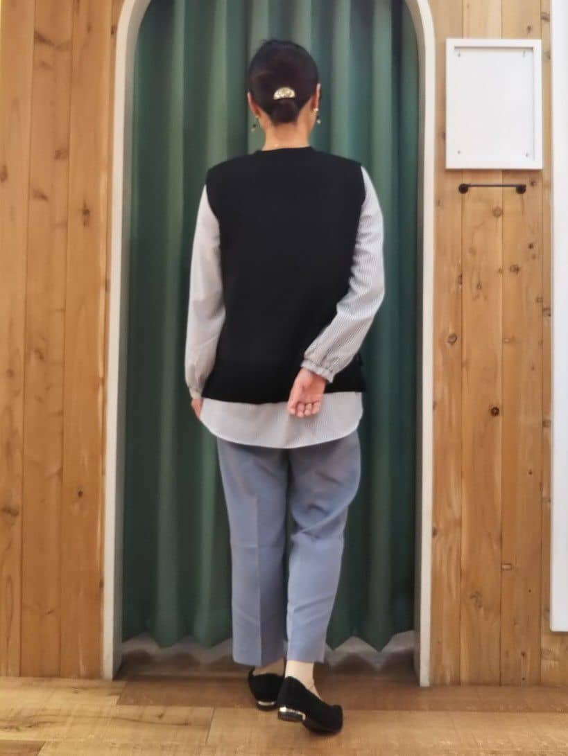 ショーコラさんの「SHOO･LA･RUE｜◆【S-LL/2点セット】着回し自在 ニットベスト＋フレアブラウス」を使ったコーディネート
