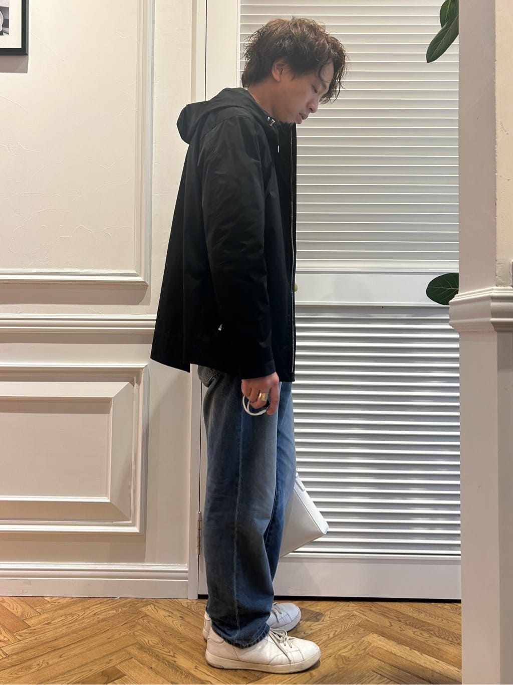 須田　慎二郎さんの「DRESSTERIOR｜【撥水仕様】シュリンクレザー ショルダーバッグ」を使ったコーディネート