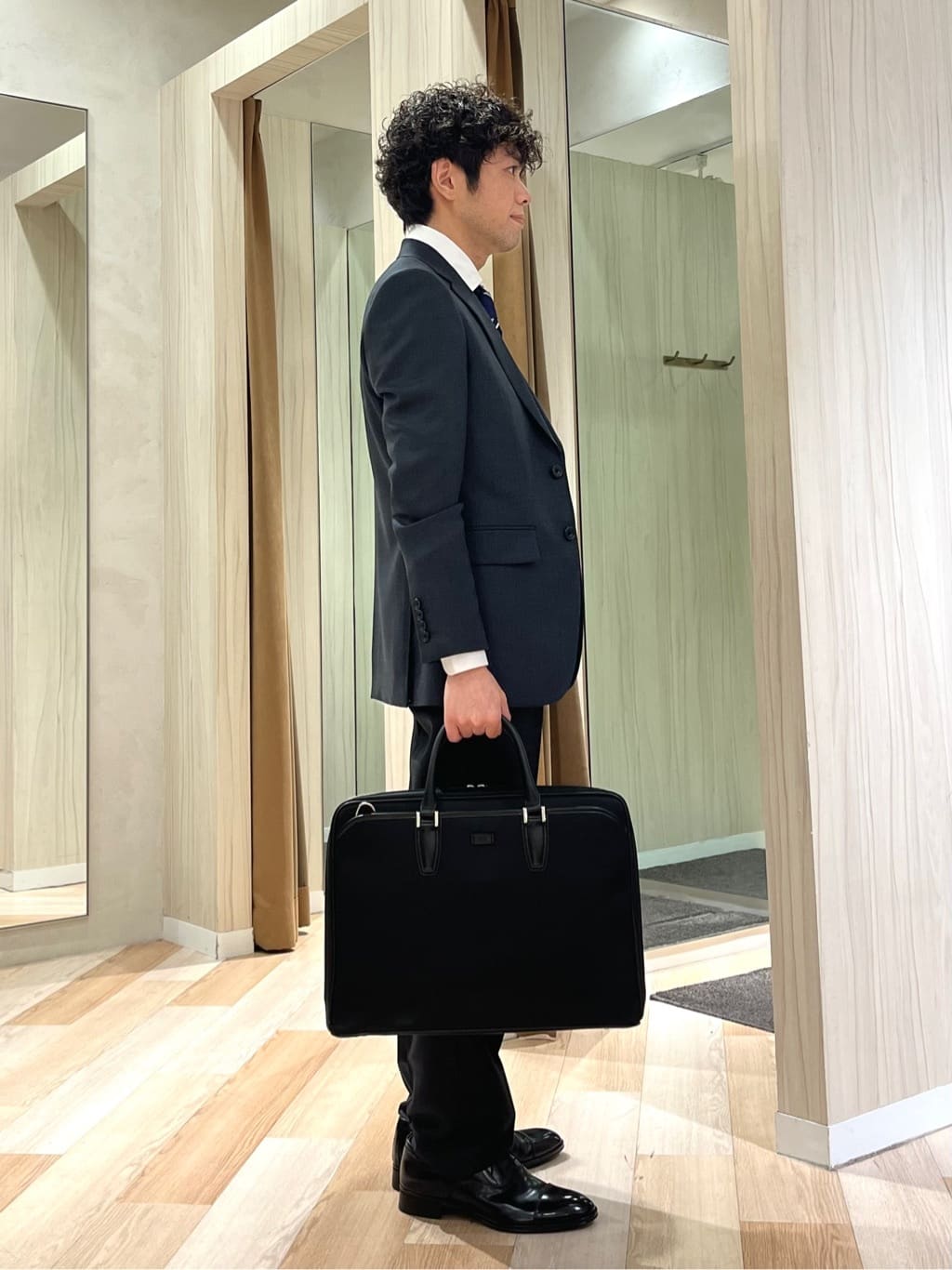 URAさんの「TAKEO KIKUCHI｜【Three by Three】シャイニーシャークピンヘッド スーツ/3ピース対応可」を使ったコーディネート