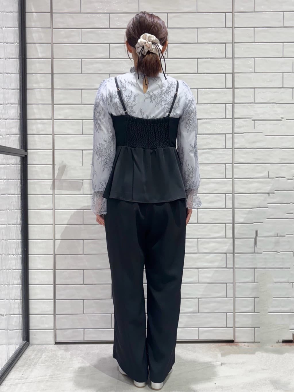 ranさんの「OPAQUE.CLIP｜◆シャーリング総レーストップス【洗濯機洗い可】」を使ったコーディネート
