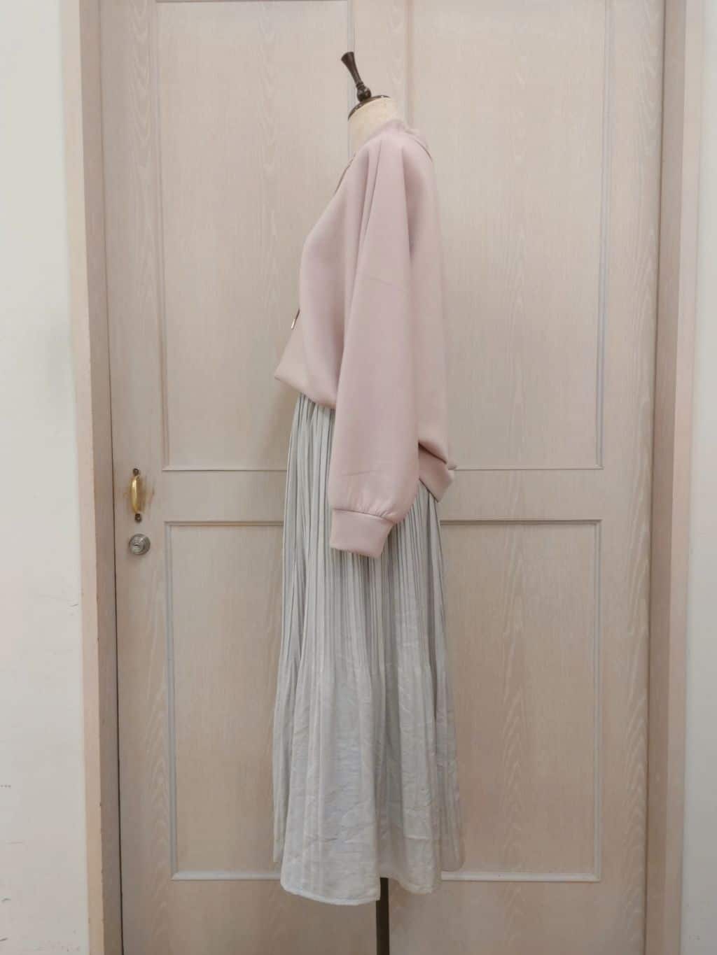 naoさんの「SHOO･LA･RUE｜◆【セレモニーにも】ひらりと揺れる上品シルエット サテンプリーツスカート」を使ったコーディネート
