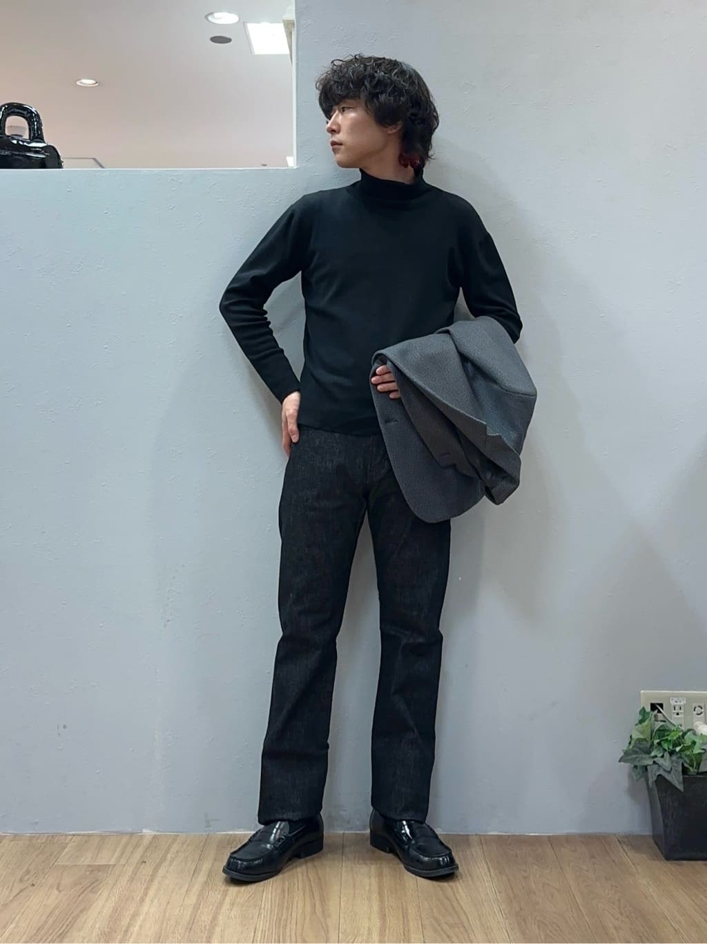 Uさんの「TAKEO KIKUCHI｜【モンスターストレッチ】日本製 ワンウォッシュ デニムパンツ」を使ったコーディネート