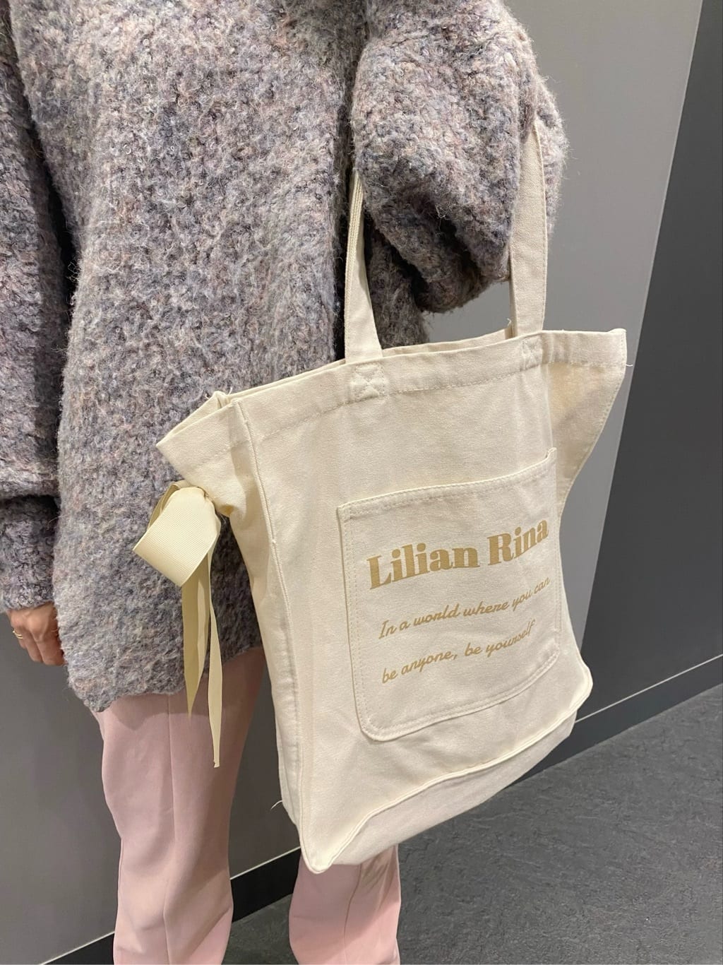 hiraさんの「ESPERANZA｜推し活にもぴったり！リリアンリーナサイドリボントートバッグ」を使ったコーディネート