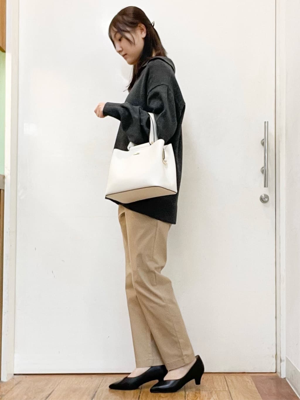 sakiさんの「SHOO･LA･RUE｜◆【通勤/セレモニー】Vカットデザインで足が美しく見える ベーシック5cmパンプス」を使ったコーディネート