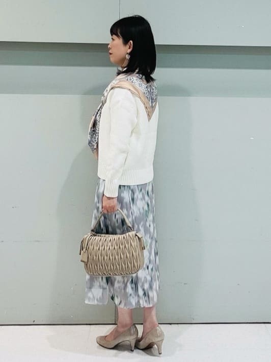 makiさんの「UNTITLED｜【手洗い／88cm正方形】エンブレムプリントスカーフ」を使ったコーディネート