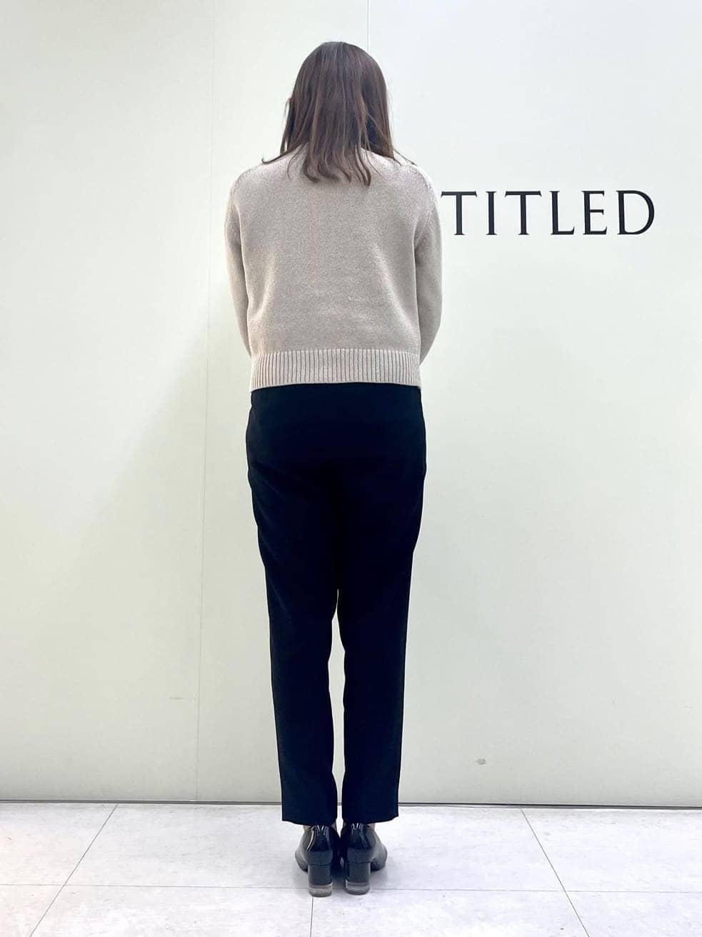 Sakaiさんの「UNTITLED｜◆【光沢感/フリル袖/前開き】バンドカラーギャザーブラウス」を使ったコーディネート