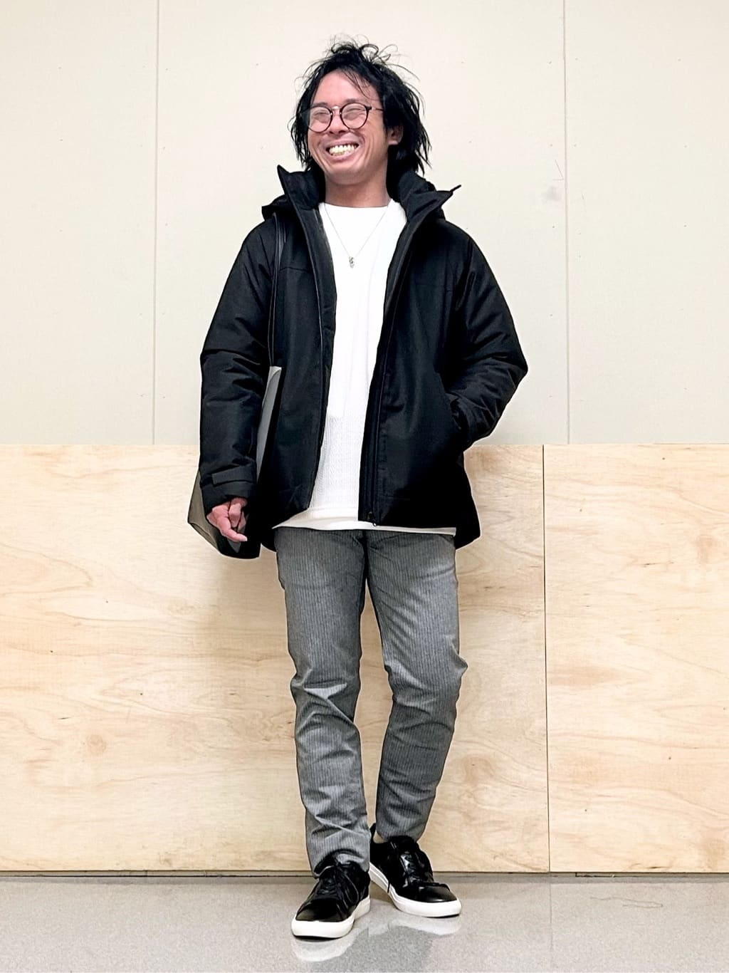 KENJI Iさんの「THE SHOP TK｜【オールシーズン穿ける！】7DAYSストレッチへリンボンパンツ　ON&hArr;OFF兼用」を使ったコーディネート
