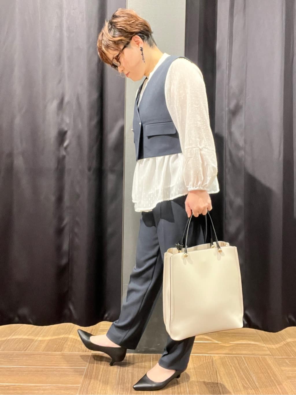 OKMKさんの「THE SHOP TK｜◆【セットアップ可／ONOFF活躍】カルゼショートジレ／洗える」を使ったコーディネート