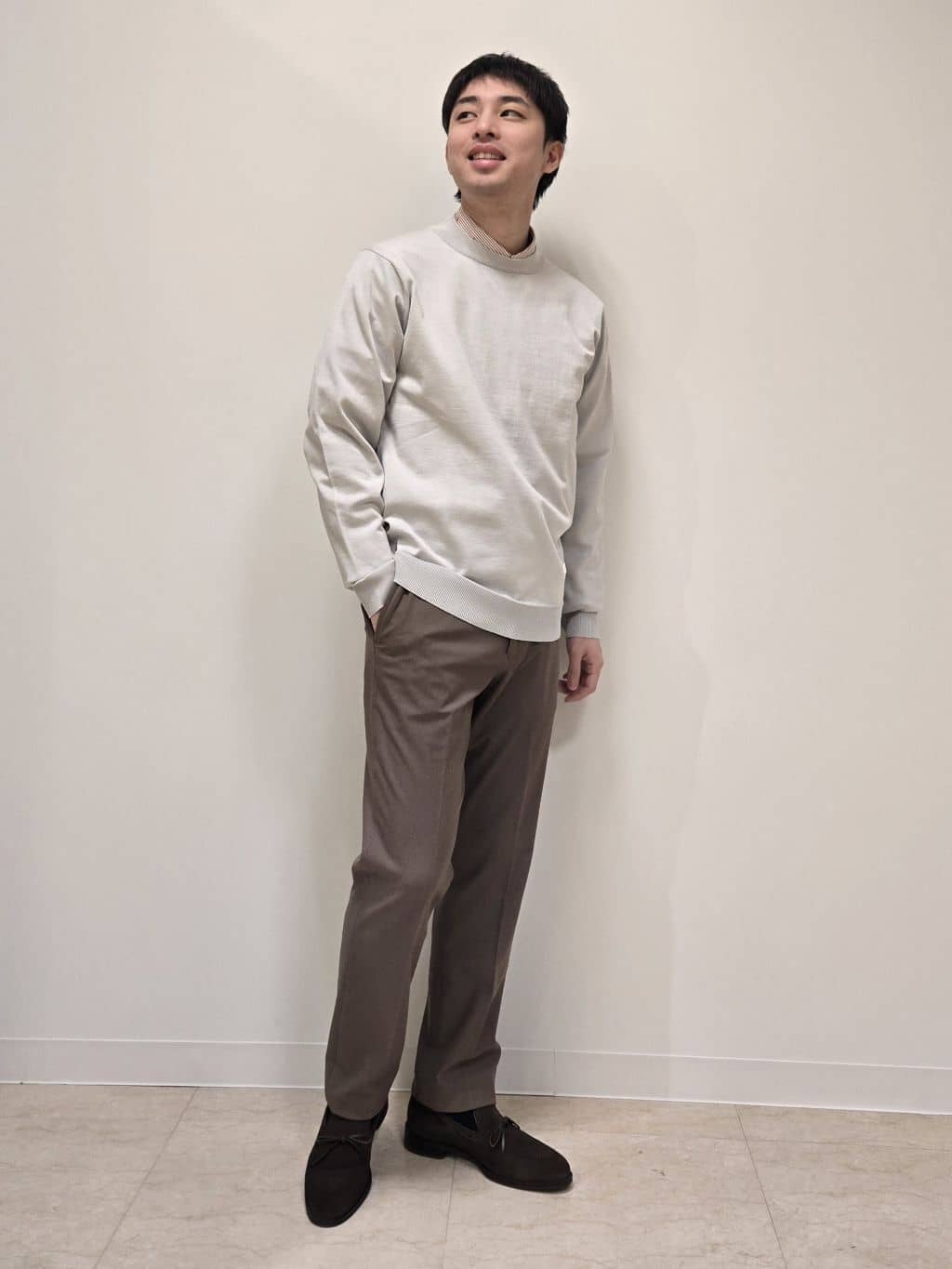 白木駆さんの「TAKEO KIKUCHI｜【360&deg;ストレッチ／セットアップ対応】None Of Stress パンツ」を使ったコーディネート