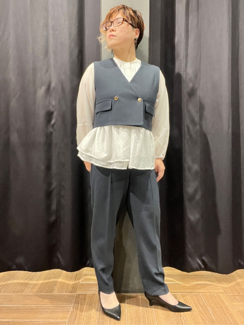 OKMKさんの「THE SHOP TK｜◆【セットアップ可／ONOFF活躍】カルゼショートジレ／洗える」を使ったコーディネート