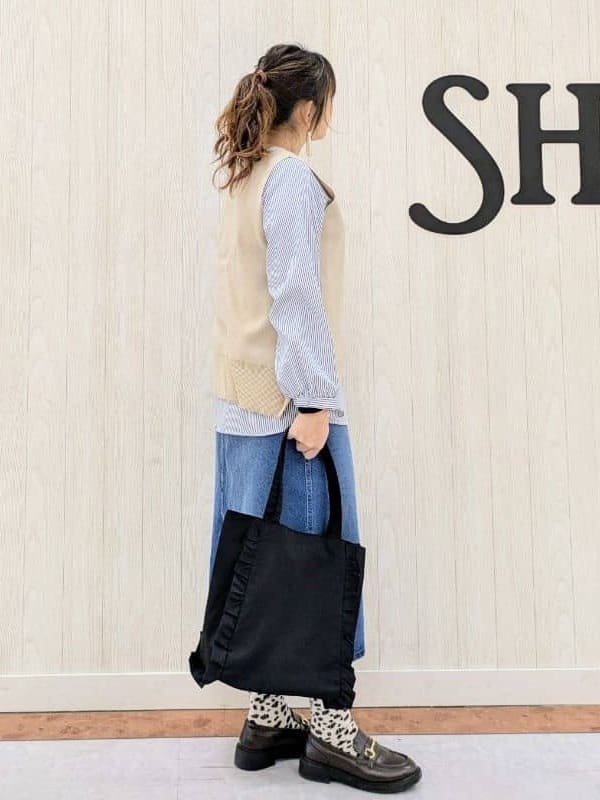 さくみぃさんの「SHOO･LA･RUE｜◆【S-LL/2点セット】着回し自在 ニットベスト＋フレアブラウス」を使ったコーディネート
