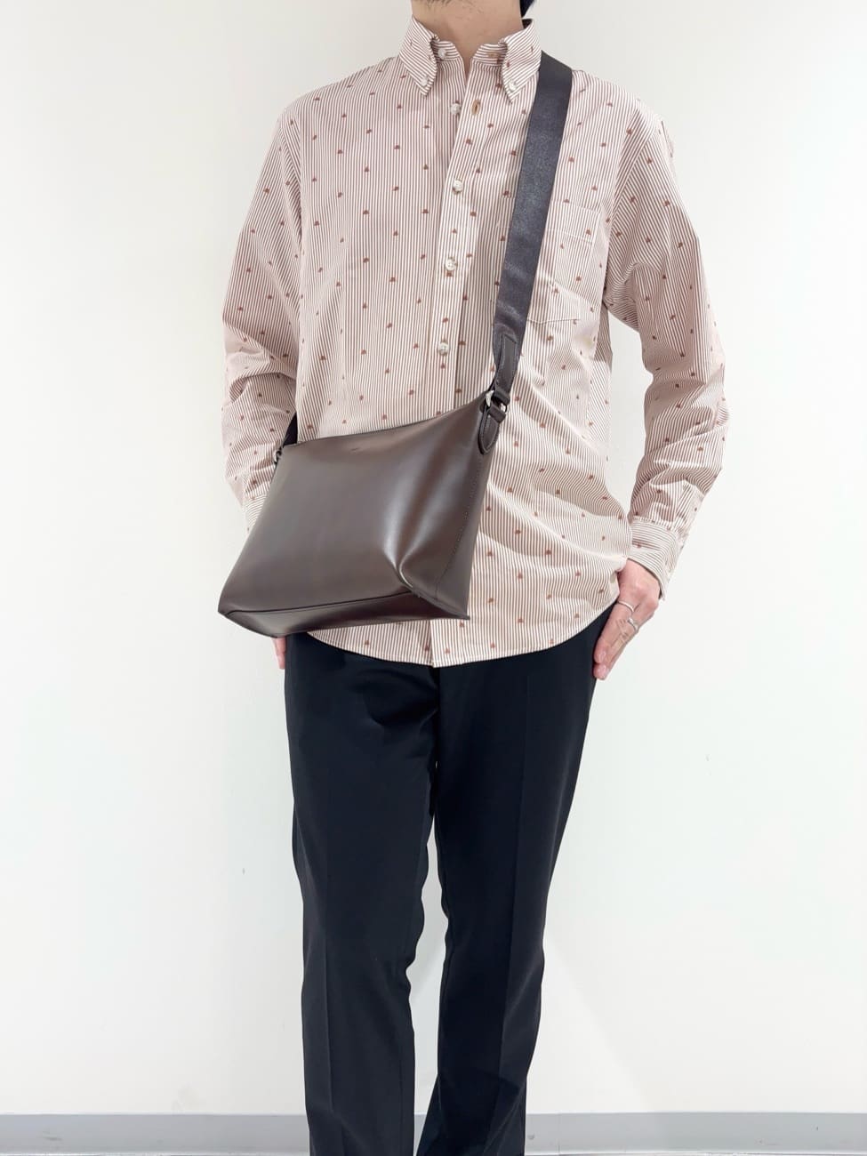 及川さんの「TAKEO KIKUCHI｜ハットモチーフ ジャカード ストライプ シャツ」を使ったコーディネート