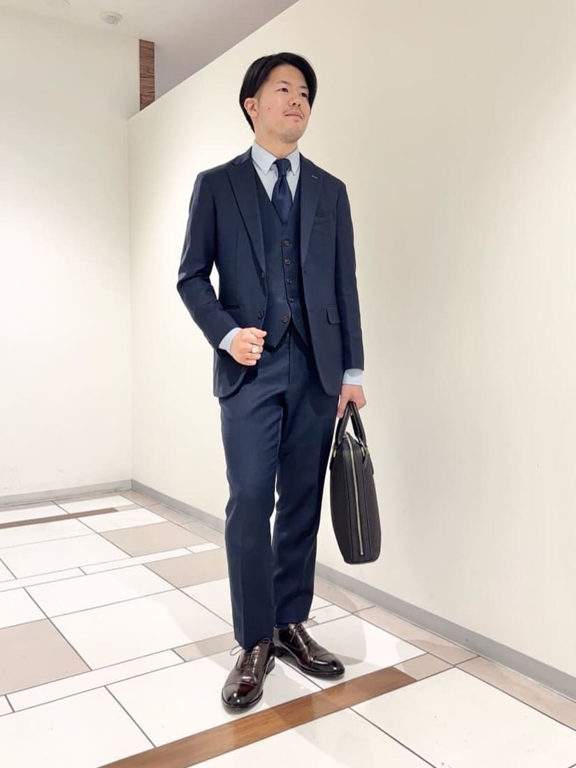 及川さんの「TAKEO KIKUCHI｜【Three by Three】シャイニーシャークピンヘッド スーツ/3ピース対応可」を使ったコーディネート