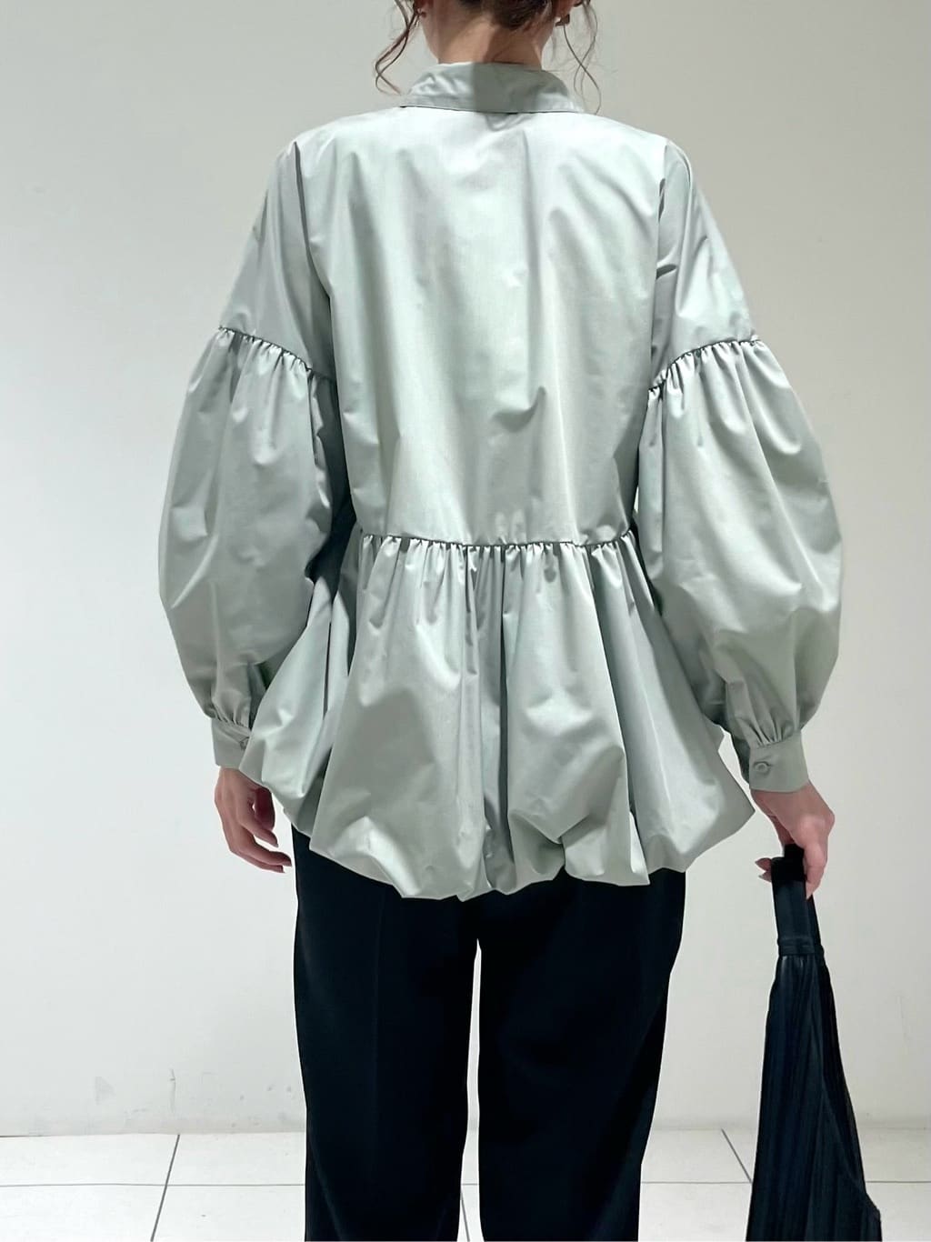 shioriさんの「INDIVI｜【接触冷感／セットアップ対応】イージーテーパードパンツ【通勤・セレモニー】」を使ったコーディネート