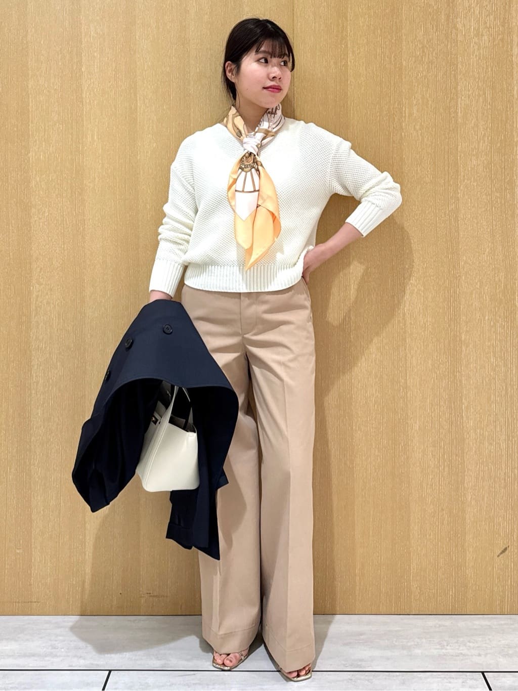 nanaさんの「UNTITLED｜【手洗い／88cm正方形】バイカラーハーネススカーフ」を使ったコーディネート