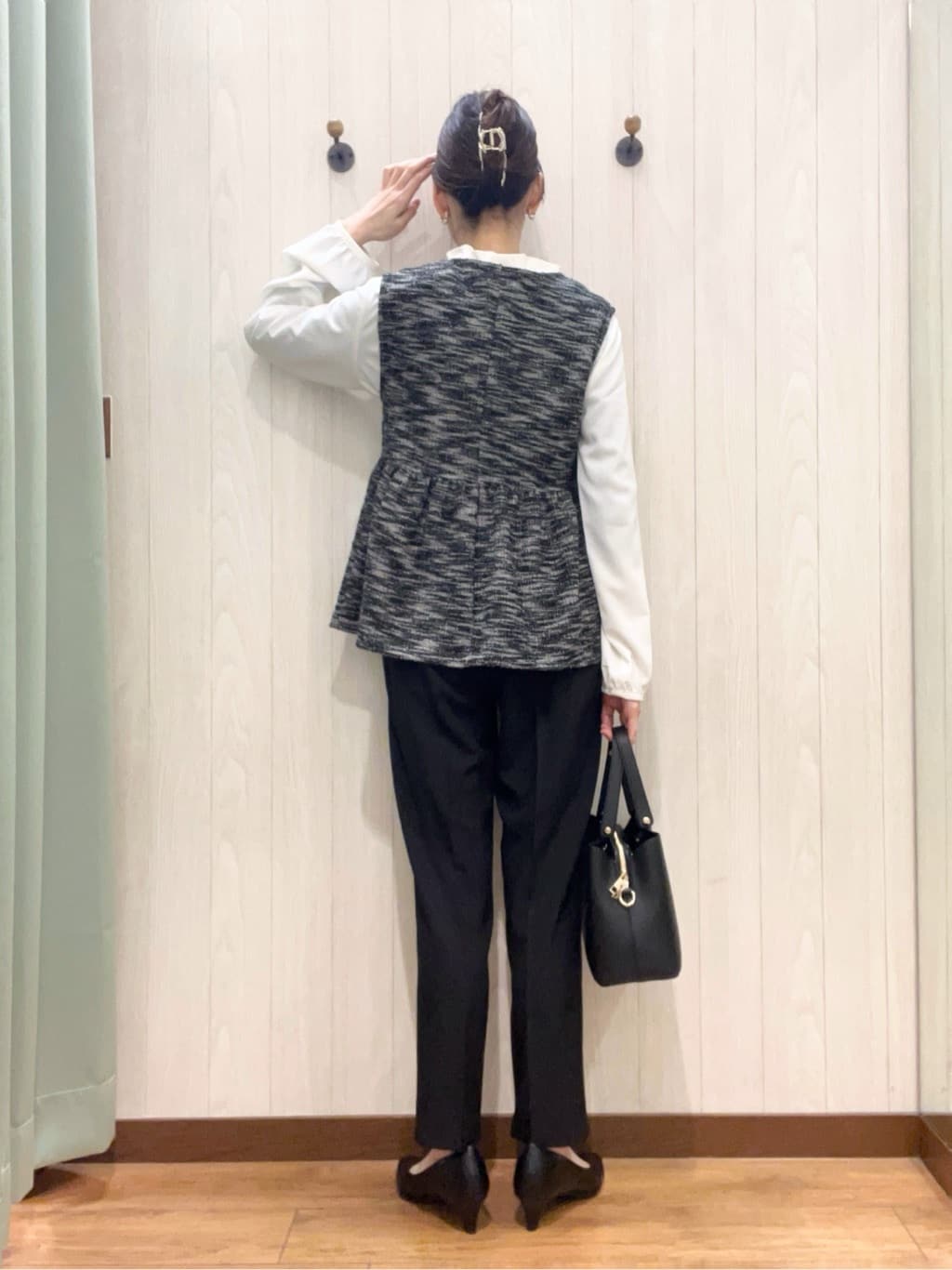 カンチャンさんの「SHOO･LA･RUE｜◆【通勤/セレモニー】Vカットデザインで足が美しく見える ベーシック5cmパンプス」を使ったコーディネート