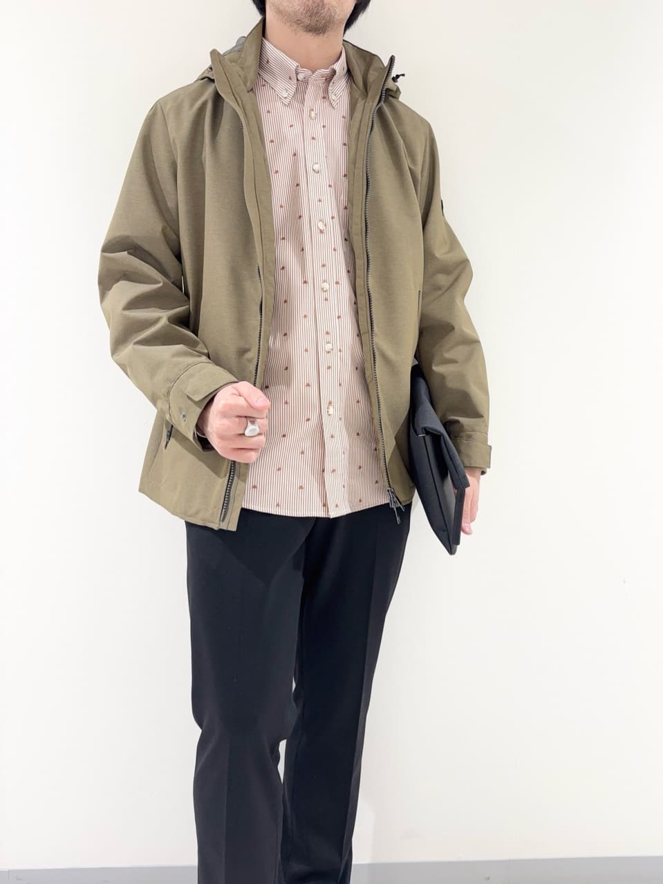 及川さんの「TAKEO KIKUCHI｜ハットモチーフ ジャカード ストライプ シャツ」を使ったコーディネート
