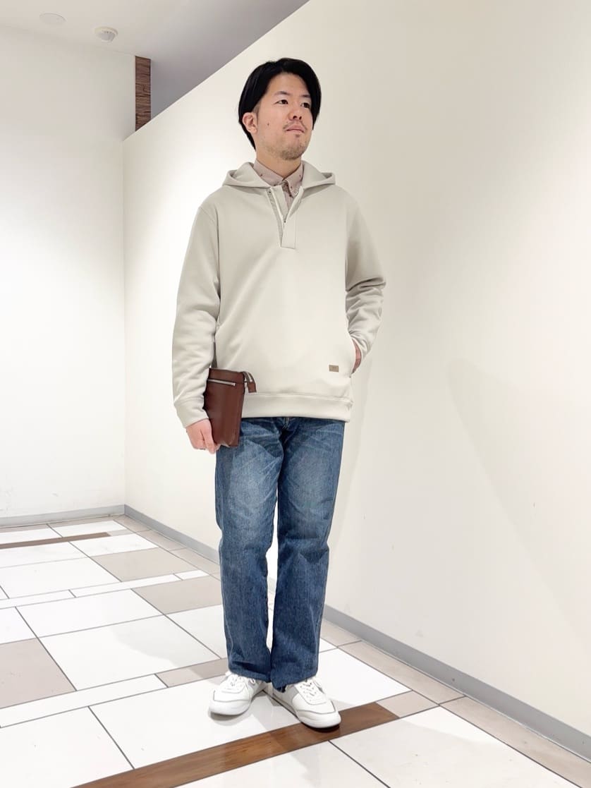 及川さんの「TAKEO KIKUCHI｜ハットモチーフ ジャカード ストライプ シャツ」を使ったコーディネート