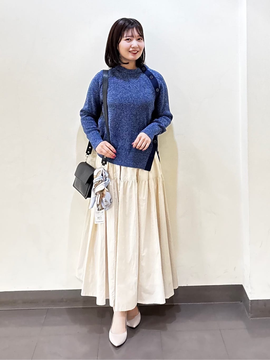 いくみさんの「UNTITLED｜【手洗い／88cm正方形】バイカラーハーネススカーフ」を使ったコーディネート