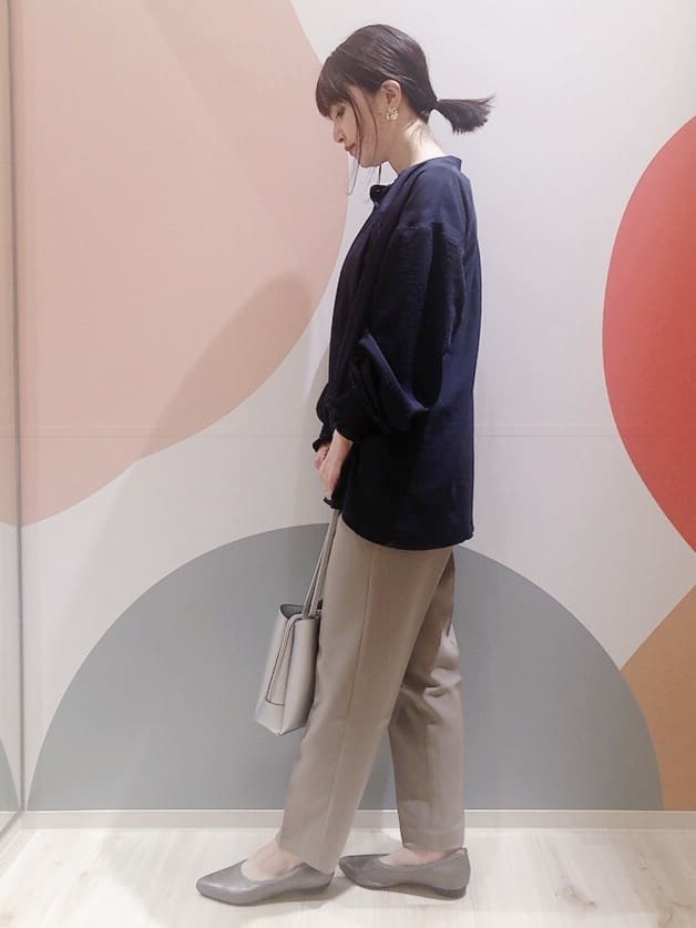 長女さんの「SHOO･LA･RUE｜◆【SS-3L/洗える/通勤・セレモニーにも】しなやかな身のこなしが叶う ストレッチテーパードパンツ」を使ったコーディネート