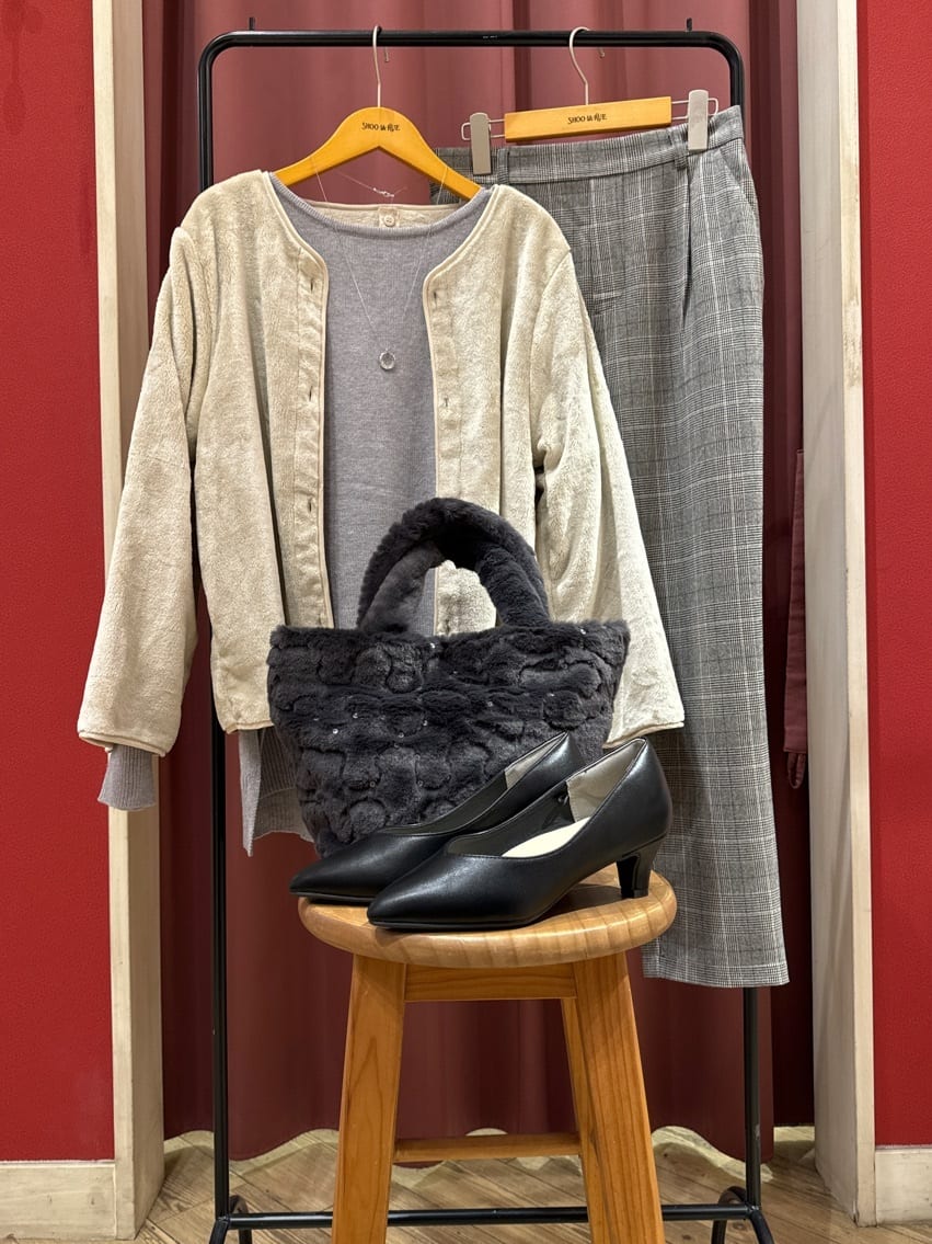 maruさんの「SHOO･LA･RUE｜◆【通勤/セレモニー】Vカットデザインで足が美しく見える ベーシック5cmパンプス」を使ったコーディネート
