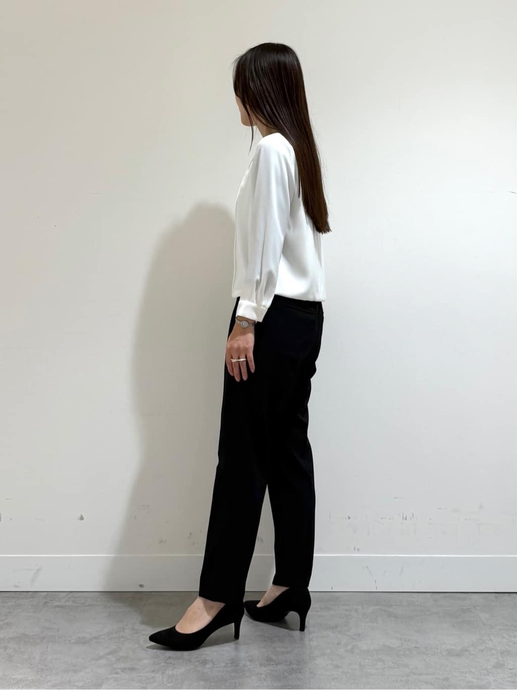 mamiさんの「INDIVI｜【洗える／UVケア／スーツ】ストレッチタックテーパードパンツ」を使ったコーディネート