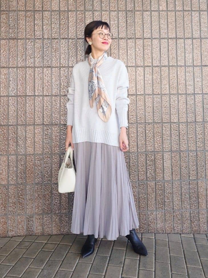 MUTSUKOさんの「UNTITLED｜【手洗い／88cm正方形】エンブレムプリントスカーフ」を使ったコーディネート