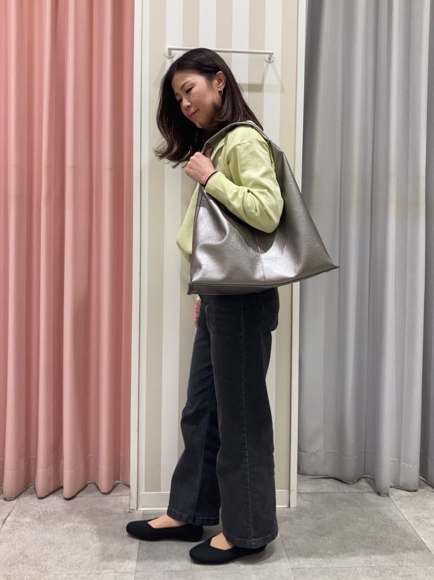 𝐂𝐡𝐢𝐢 &hearts;(ちー)さんの「SHOO･LA･RUE｜◆【洗える/S-LL】お顔周りすっきり 優しい肌触りのVネックニット」を使ったコーディネート