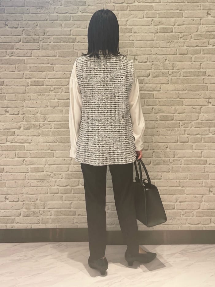 Mikoさんの「INDIVI｜【洗える／UVケア／スーツ】ストレッチタックテーパードパンツ」を使ったコーディネート