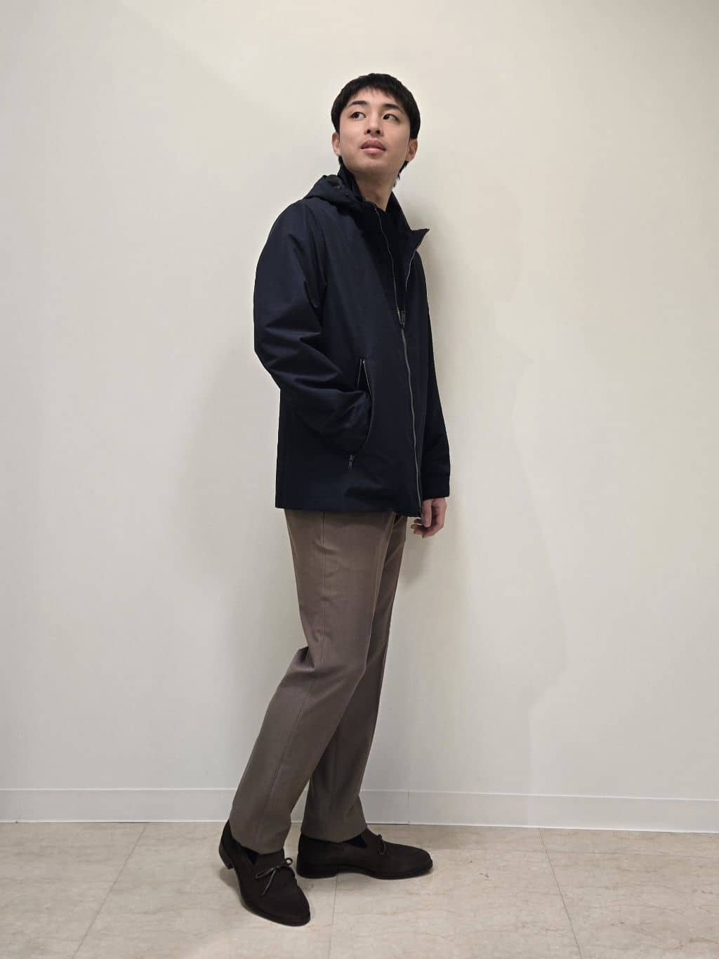 白木駆さんの「TAKEO KIKUCHI｜【360&deg;ストレッチ／セットアップ対応】None Of Stress パンツ」を使ったコーディネート