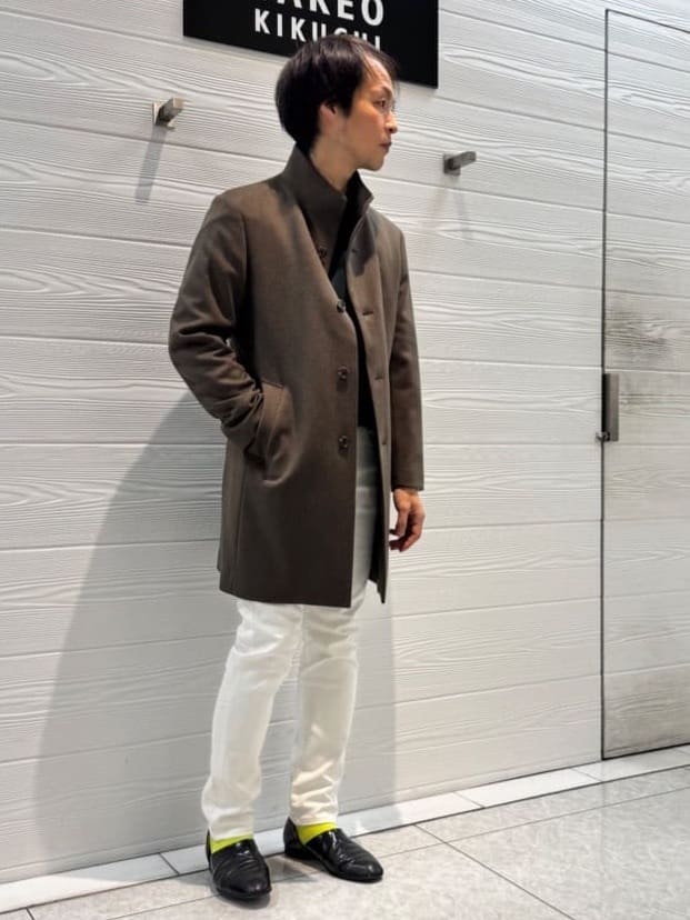 井出恭輔さんの「TAKEO KIKUCHI｜【ウールカシミヤブレンド】ビーバー調 スタンドカラー コート」を使ったコーディネート
