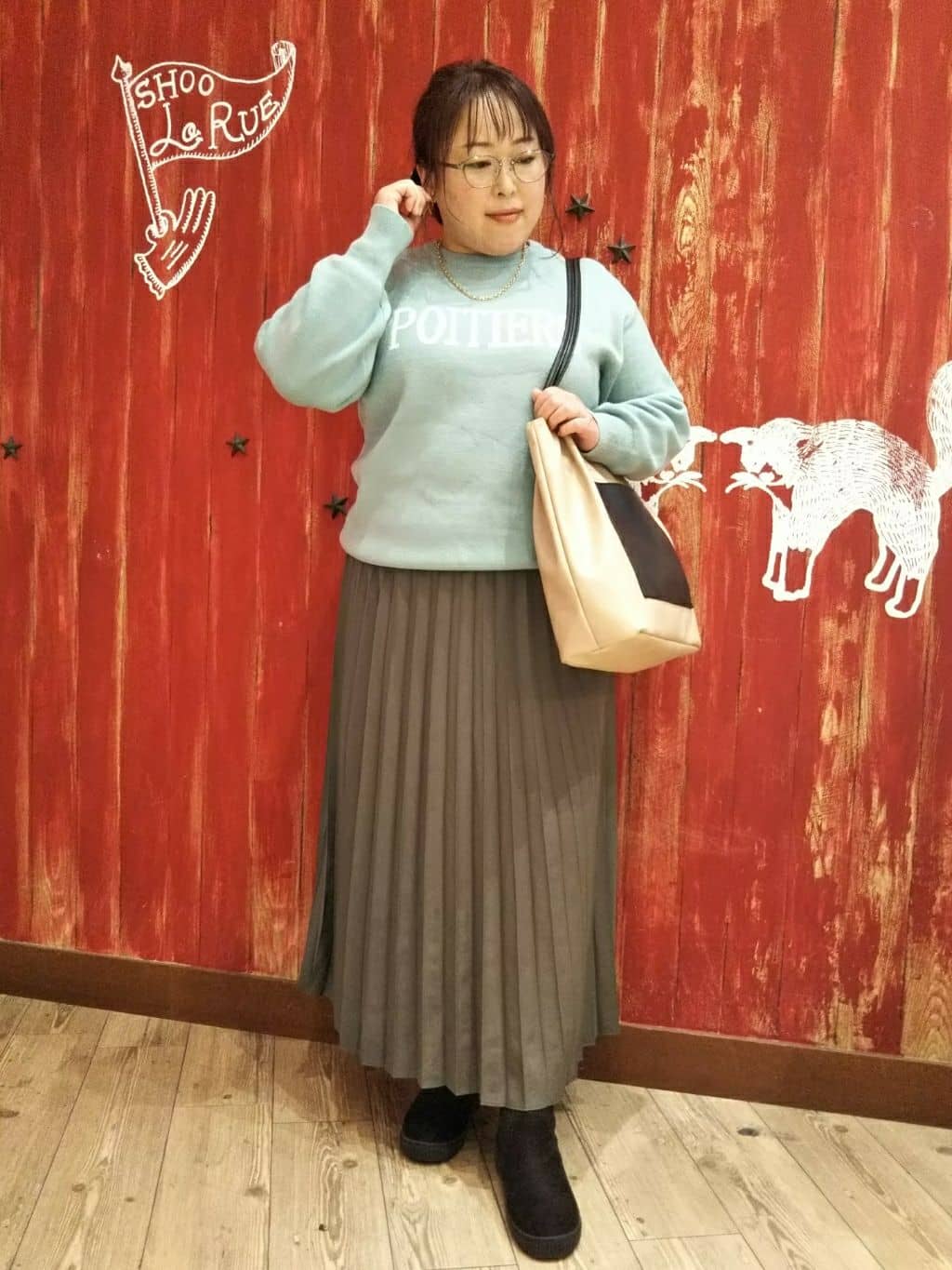 にこよしさんの「SHOO･LA･RUE｜◆【洗える/ちくちくしにくい/静電気軽減】スウェットライク ロゴニット」を使ったコーディネート