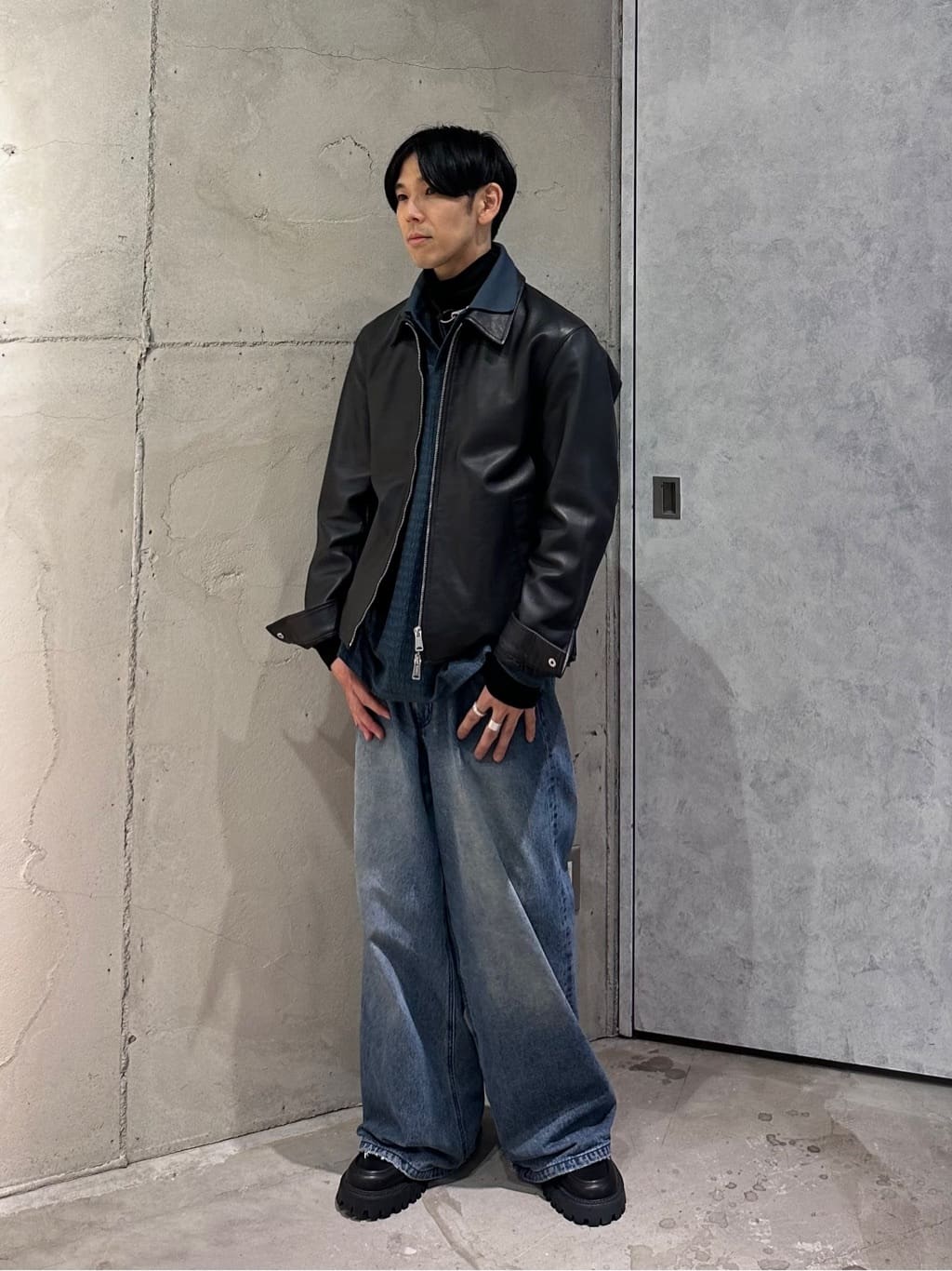 岡崎喬太さんの「tk.TAKEO KIKUCHI｜◆リアルラムレザーショートブルゾン」を使ったコーディネート