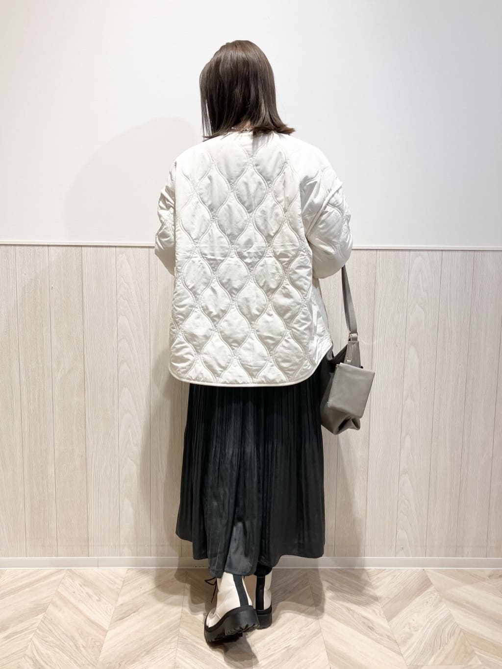 shokoさんの「SHOO･LA･RUE｜◆【セレモニーにも】ひらりと揺れる上品シルエット サテンプリーツスカート」を使ったコーディネート