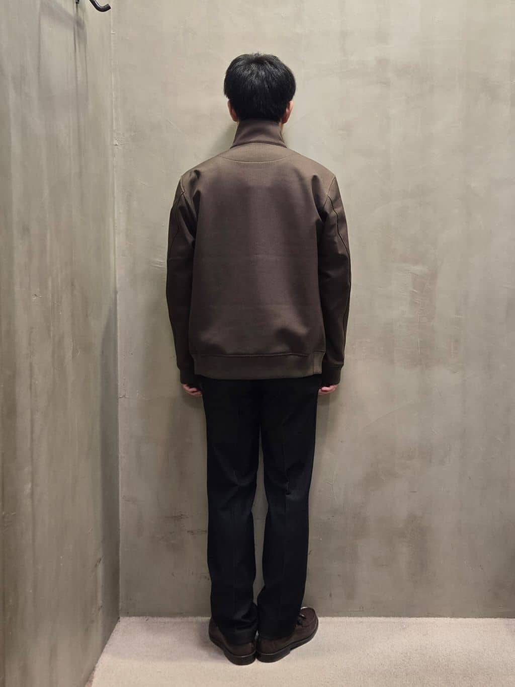白木駆さんの「TAKEO KIKUCHI｜【ONOFF対応】TRダブルニット ストレッチパンツ」を使ったコーディネート