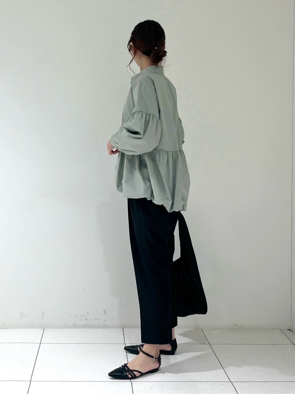 shioriさんの「INDIVI｜【接触冷感／セットアップ対応】イージーテーパードパンツ【通勤・セレモニー】」を使ったコーディネート