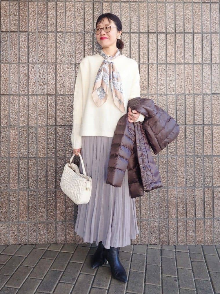 MUTSUKOさんの「UNTITLED｜【手洗い／88cm正方形】エンブレムプリントスカーフ」を使ったコーディネート