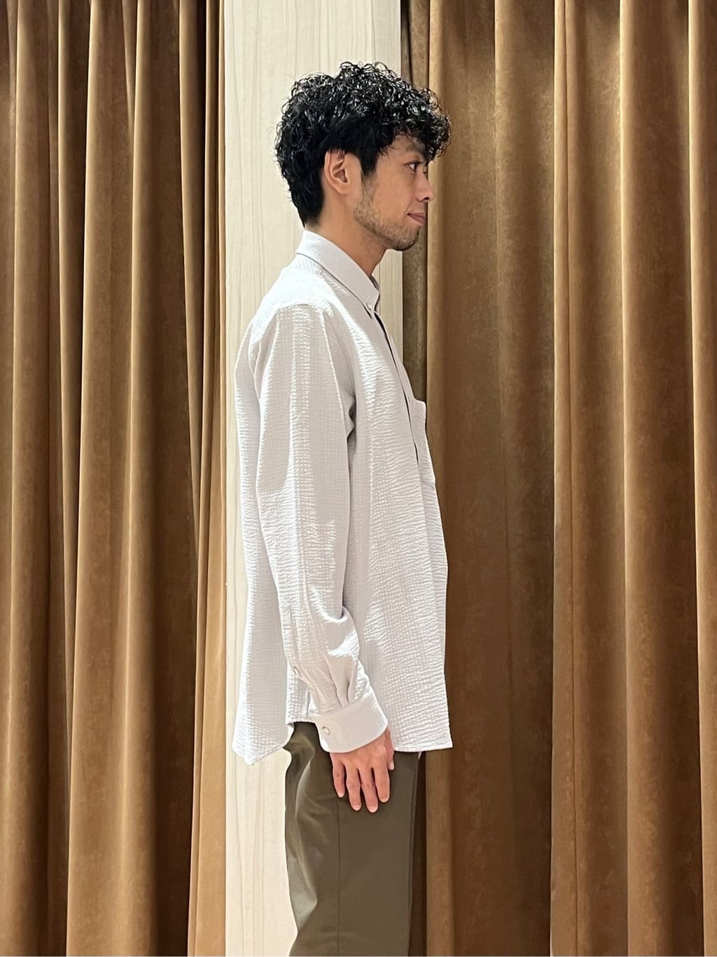 URAさんの「TAKEO KIKUCHI｜【抗菌防臭/シーズンレス】シアサッカー ジャージシャツ」を使ったコーディネート