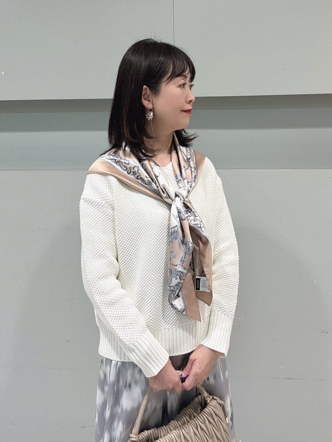 makiさんの「UNTITLED｜【手洗い／88cm正方形】エンブレムプリントスカーフ」を使ったコーディネート