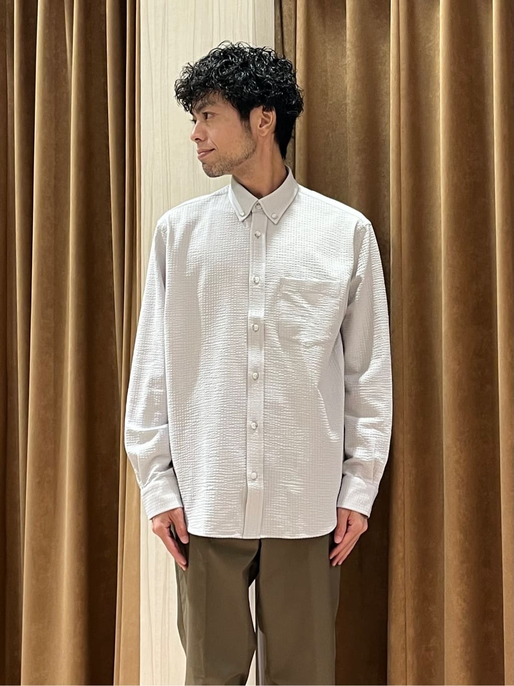 URAさんの「TAKEO KIKUCHI｜【抗菌防臭/シーズンレス】シアサッカー ジャージシャツ」を使ったコーディネート