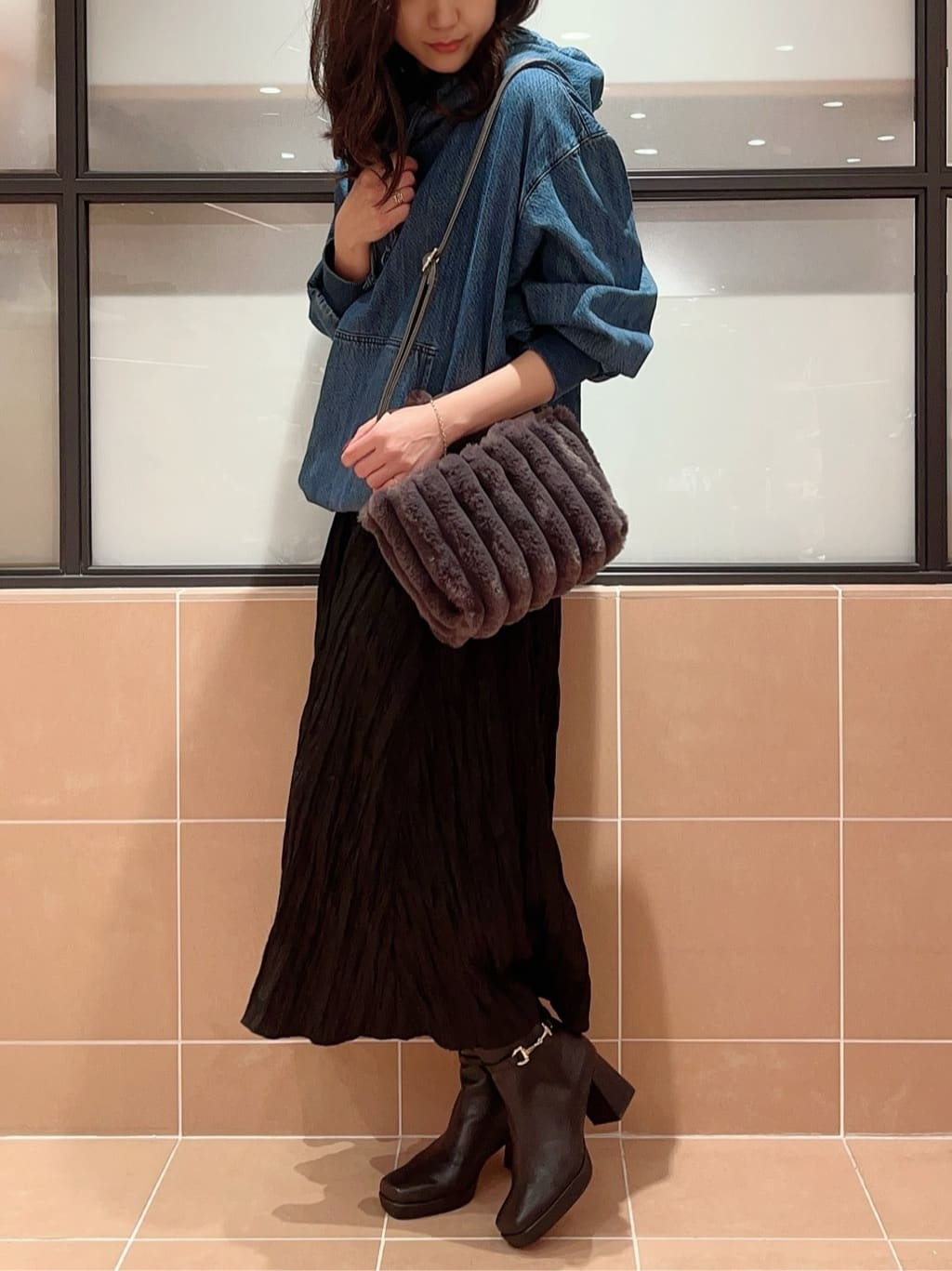 kaoriさんの「ESPERANZA｜2WAY トート ショルダーバッグ ファー」を使ったコーディネート
